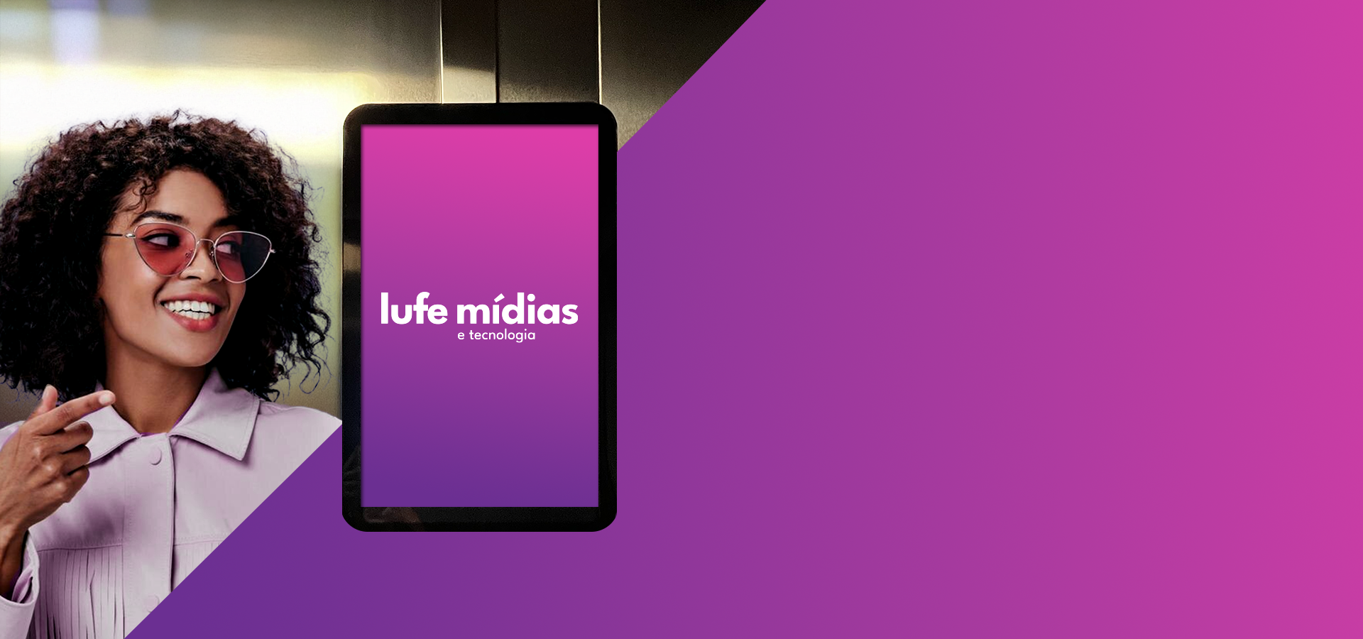 Mulher sorrindo ao lado de tela digital LUFE Midias em elevador